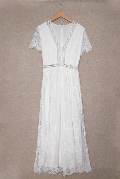 Weißes maxikleid mit v-ausschnitt und hoher taille aus spitze