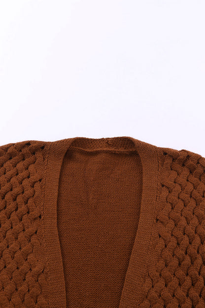 Brauner strickcardigan mit offener vorderseite und gewebter textur und taschen