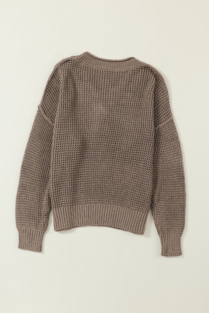 Khakifarbener pointelle-strickpullover mit v-ausschnitt und überschnittenen schultern