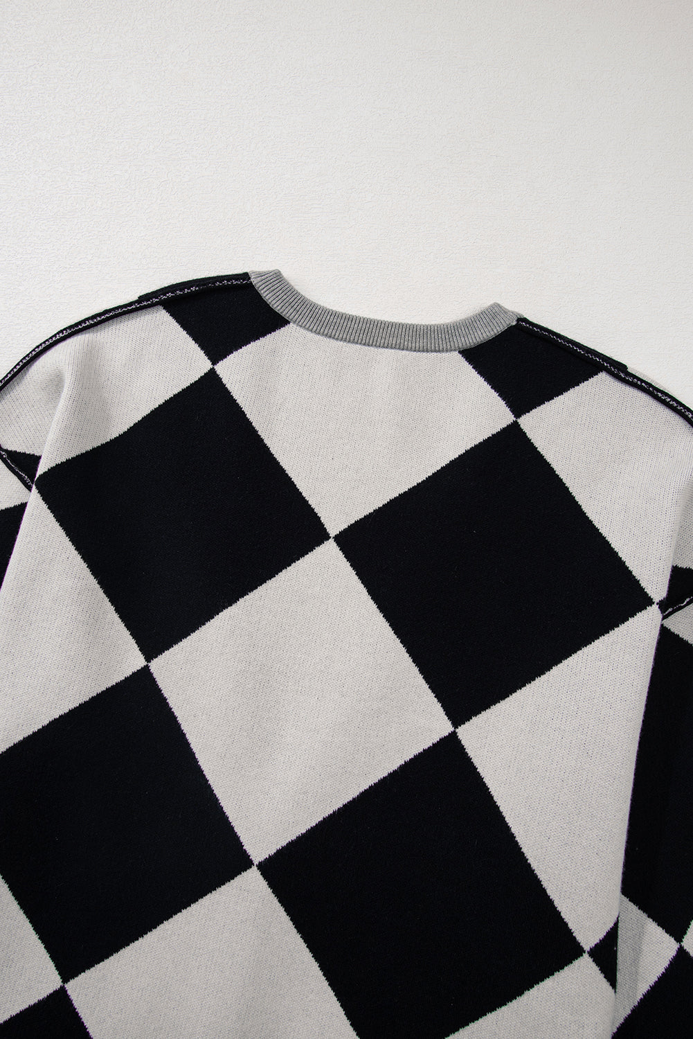 Schwarzer colorblock-cardigan mit geknöpften schultern und lockerer passform