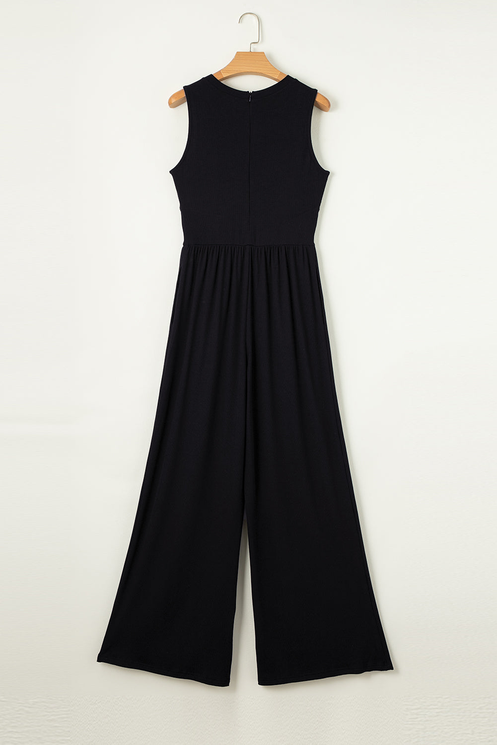 Schwarzer ärmelloser jumpsuit mit weitem bein und eingeschnürter taille