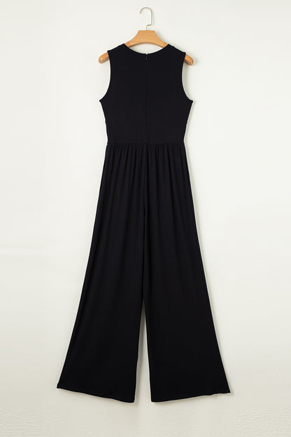 Schwarzer ärmelloser jumpsuit mit weitem bein und eingeschnürter taille