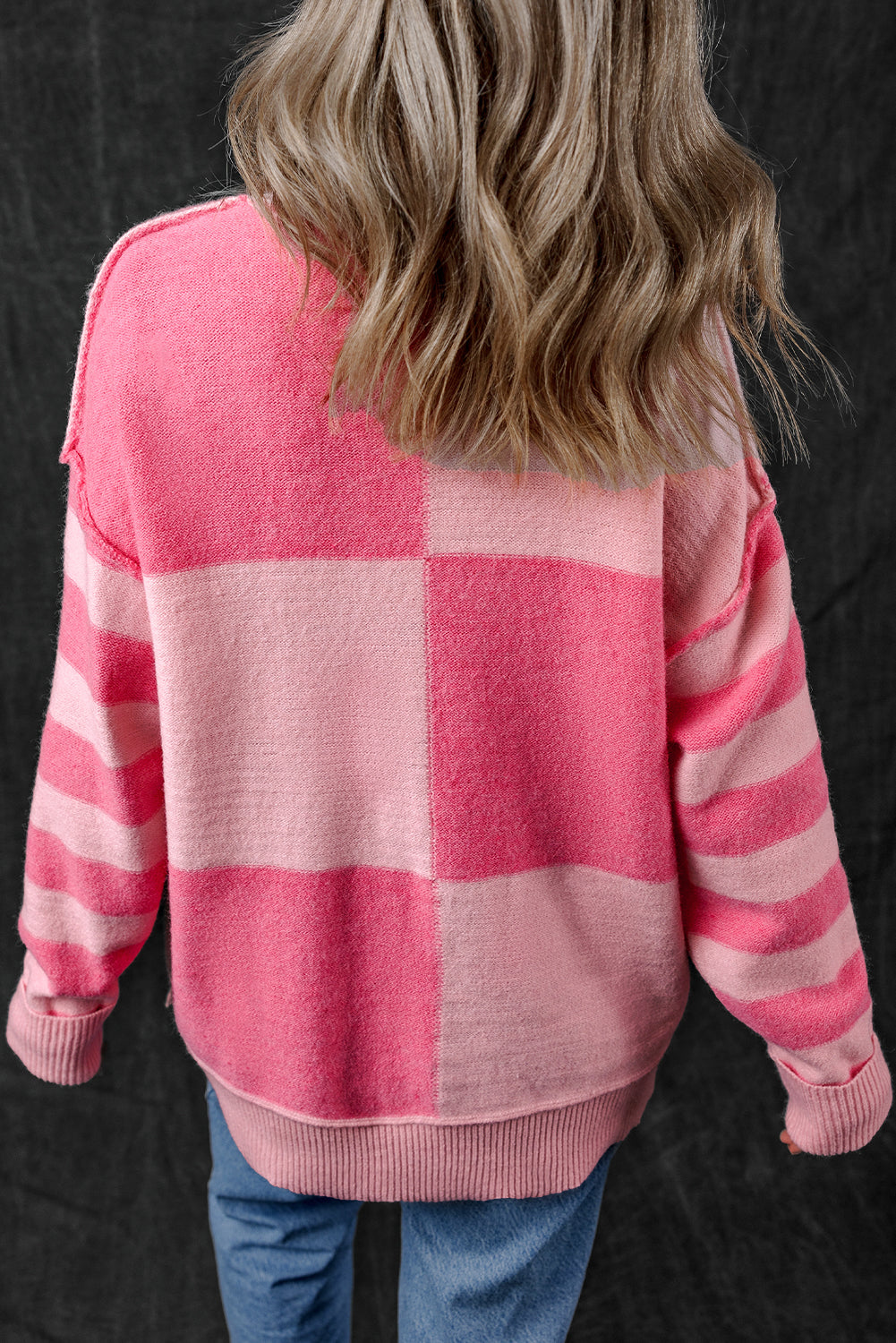 Rosa karierter, gestreifter, hochgeschlossener pullover mit farbblockmuster