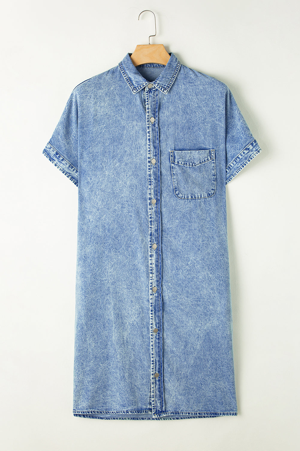 Hellblaues lockeres Hemd mit kurzen Ärmeln und mittlerer Waschung Chambray-Kleid