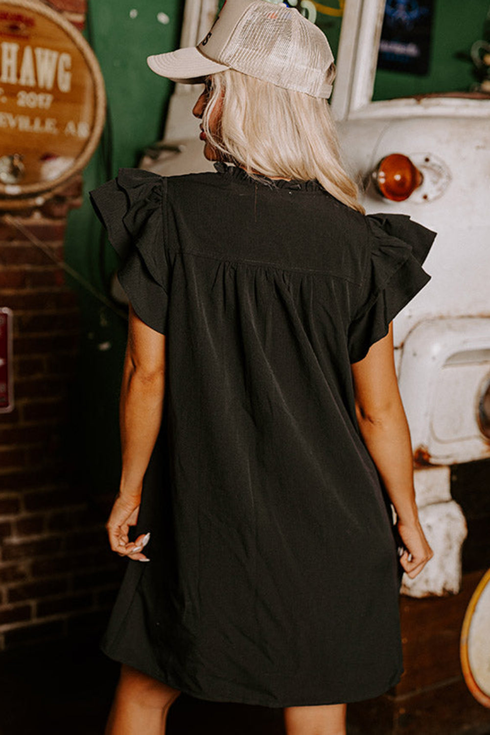 Schwarzes Shiftkleid mit Rüschenärmeln und V-Ausschnitt mit Rüschen
