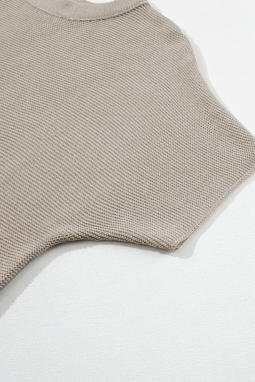 Aprikosenfarbener pullover mit hohem hals und kurzen fledermausärmeln