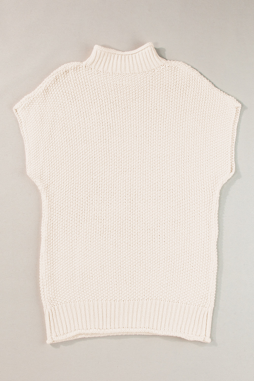 Beigefarbener fledermaus-kurzarmpullover mit hohem halsausschnitt