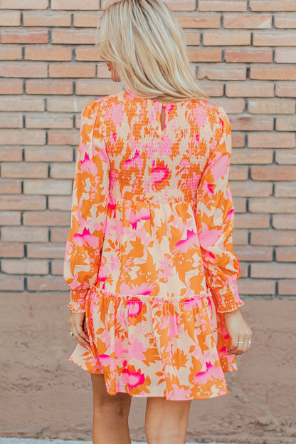 Abstraktes minikleid mit gerafften laternenärmeln in orange