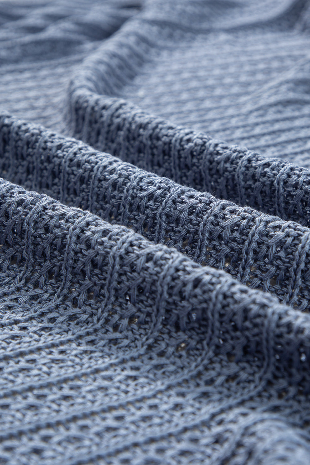 Himmelblauer strickcardigan mit hohlen armbändern an den ärmeln