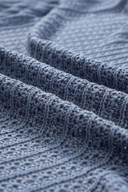 Himmelblauer strickcardigan mit hohlen armbändern an den ärmeln