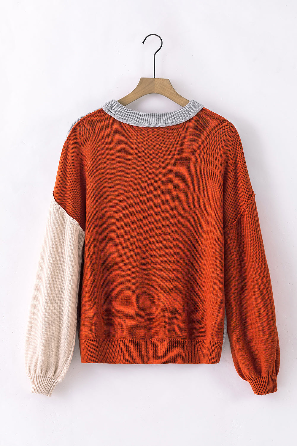 Grauer colorblock-pullover mit gerippten ärmeln und zierleisten