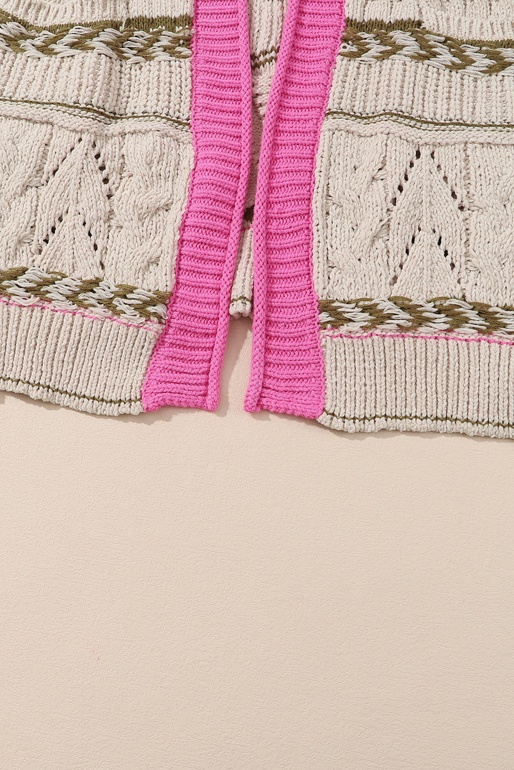 Grauer geometrischer zopfstrick cardigan mit offenen taschen