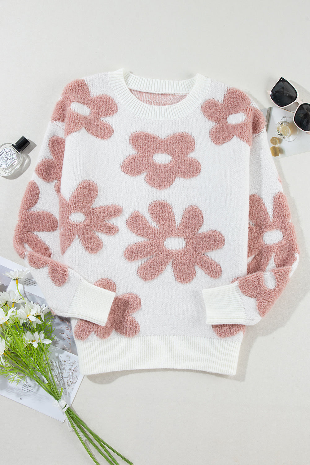 Weißer lockerer pullover mit strukturierten blumen an den schultern