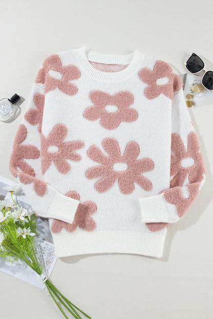 Weißer lockerer pullover mit strukturierten blumen an den schultern