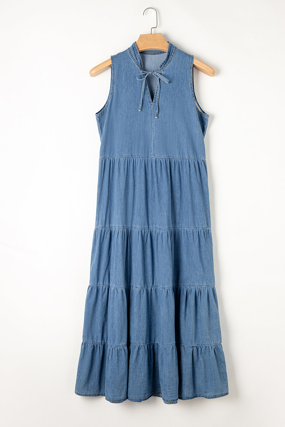 Blaues ärmelloses gestuftes chambray-maxikleid