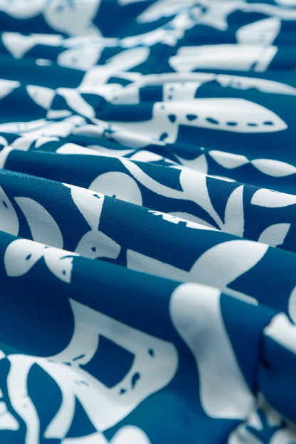 Blaues Kleid mit geteiltem Halsausschnitt und Rüschenbesatz mit Blumenmuster