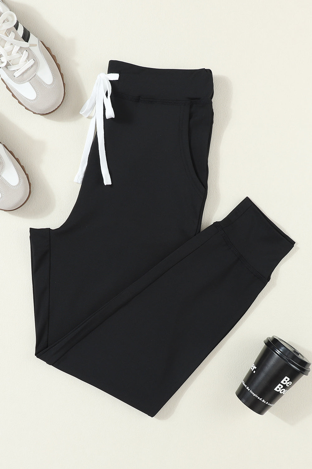 Schwarze jogginghose mit kordelzug an der taille