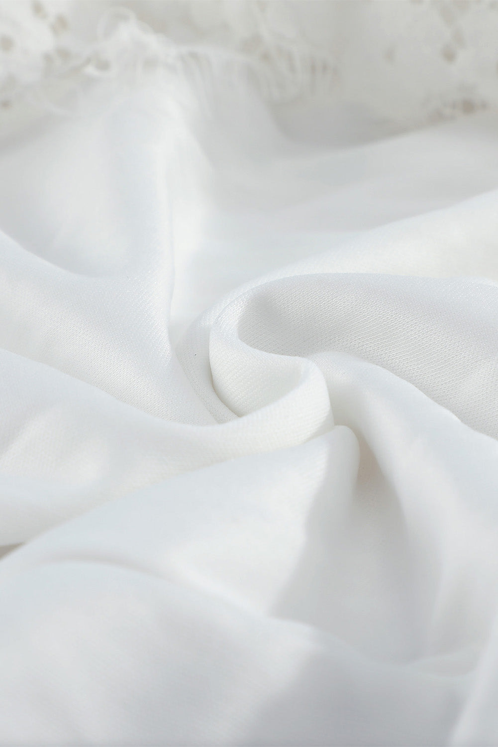 Weißes maxikleid mit v-ausschnitt und hoher taille aus spitze