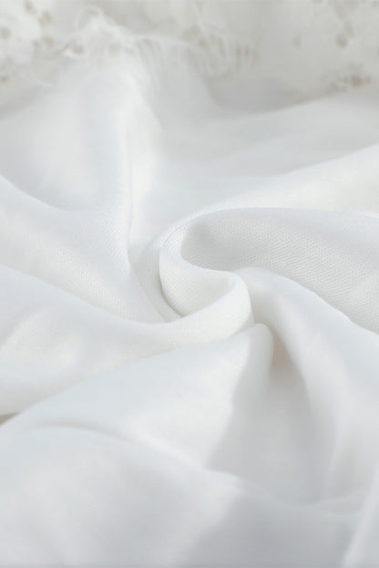 Weißes maxikleid mit v-ausschnitt und hoher taille aus spitze
