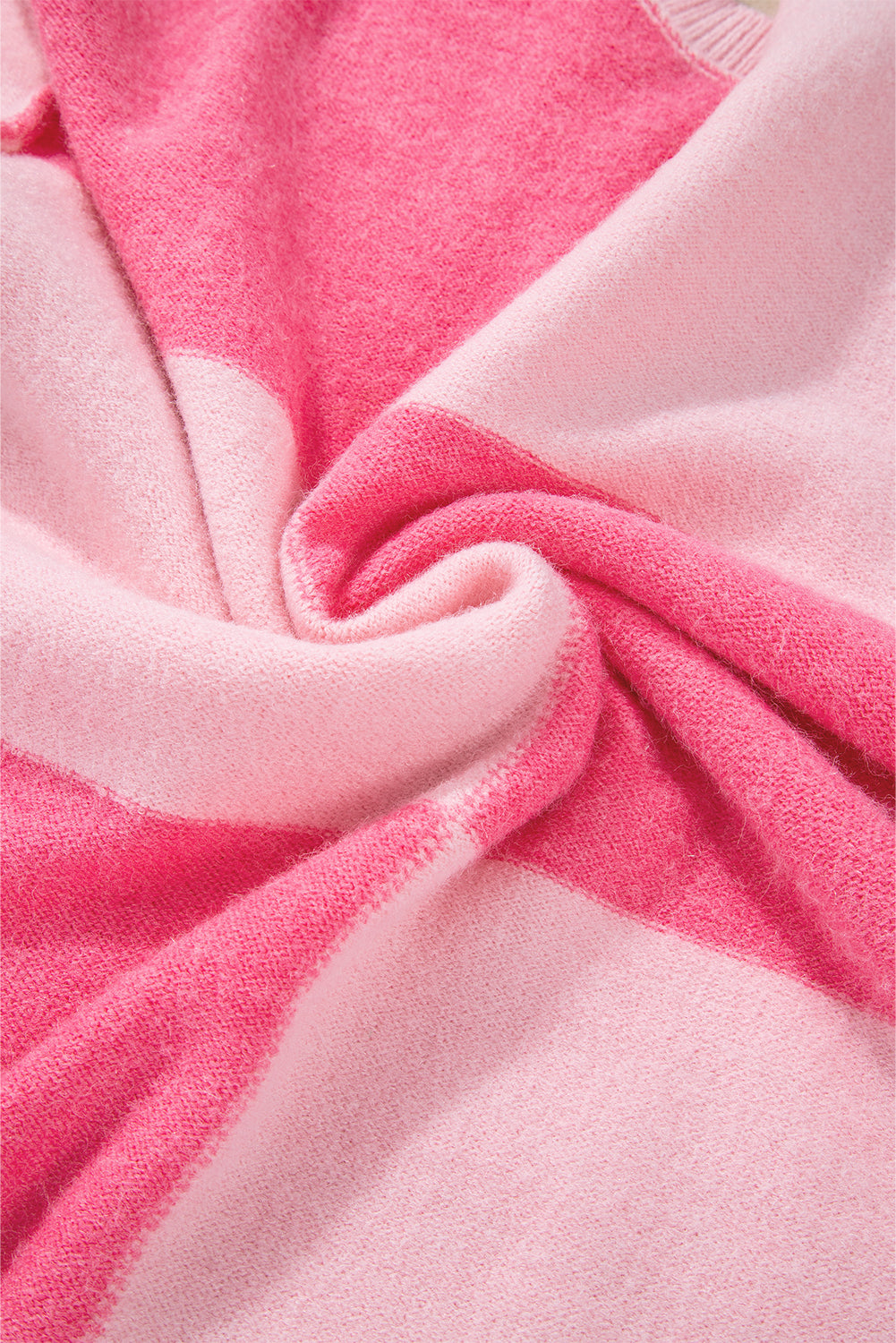 Rosa karierter, gestreifter, hochgeschlossener pullover mit farbblockmuster