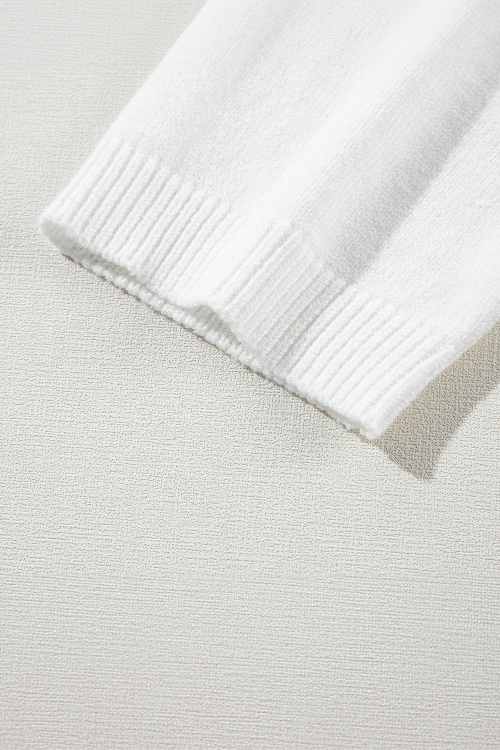 Weißer kurzarm-pullover mit niedlichen blumenapplikationen
