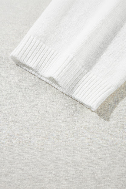 Weißer kurzarm-pullover mit niedlichen blumenapplikationen