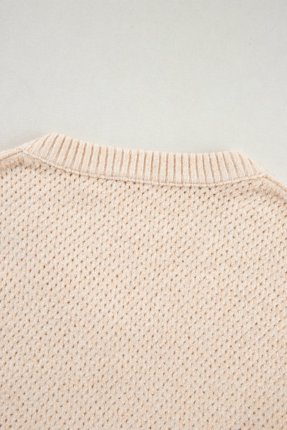 Pergamentfarbener pullover mit lockerem ösenausschnitt und tropfenschulter