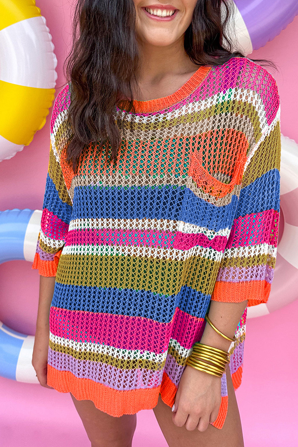 Orange gestreifter colorblock pullover mit 3/4-ärmeln aus gehäkeltem material