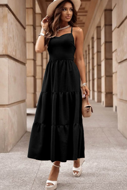 Schwarzes rückenfreies, gestuftes Maxikleid mit Crossover-Rückenausschnitt