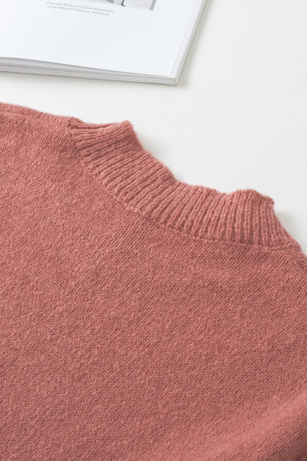 Unifarbener pullover mit puffärmeln und taschen