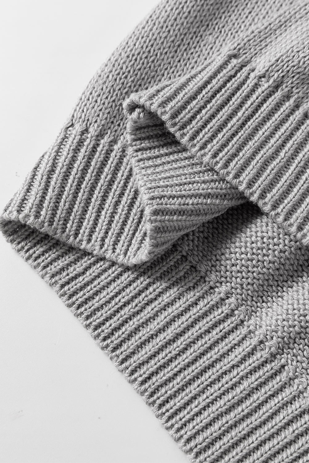 Hellgraues durchbrochenes kapuzenpullover-top mit kurzen ärmeln und kordelzug