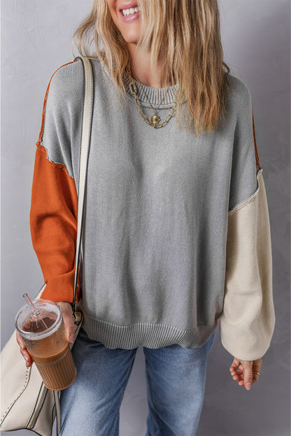 Grauer colorblock-pullover mit gerippten ärmeln und zierleisten
