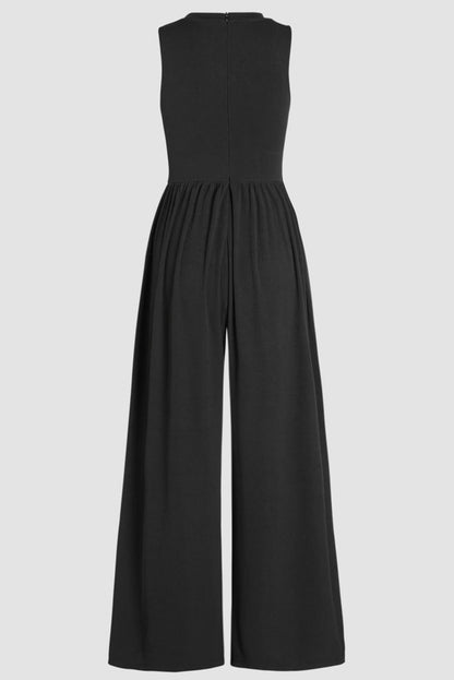 Schwarzer ärmelloser jumpsuit mit weitem bein und eingeschnürter taille