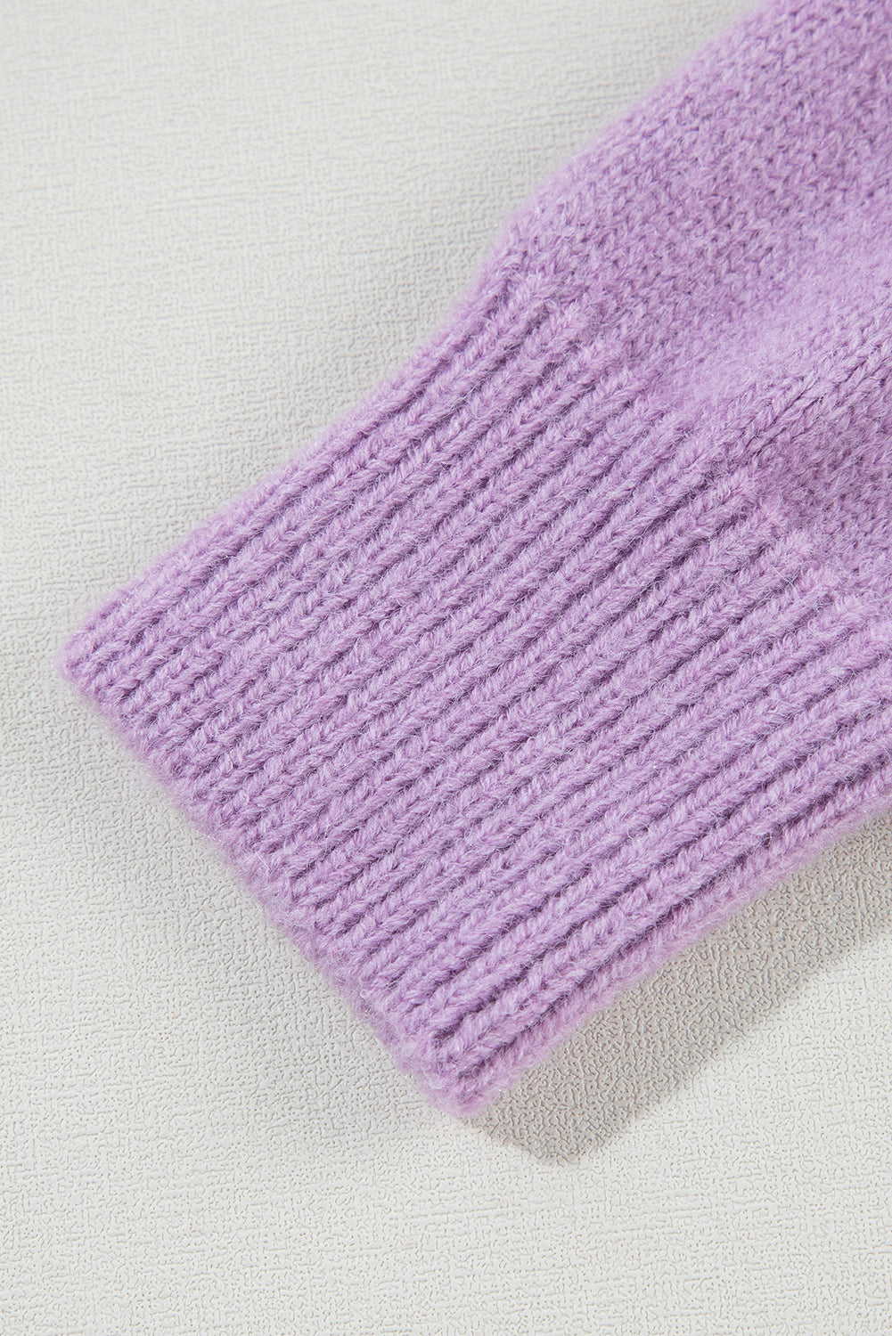 Grüner chevron colorblock strickpullover mit gerippten schultern