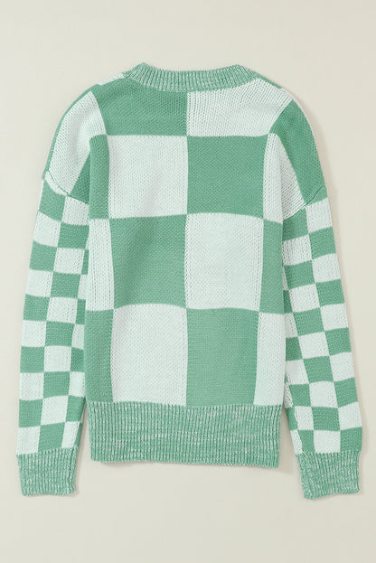 Mintgrüner pullover mit karomuster und schultertaschen
