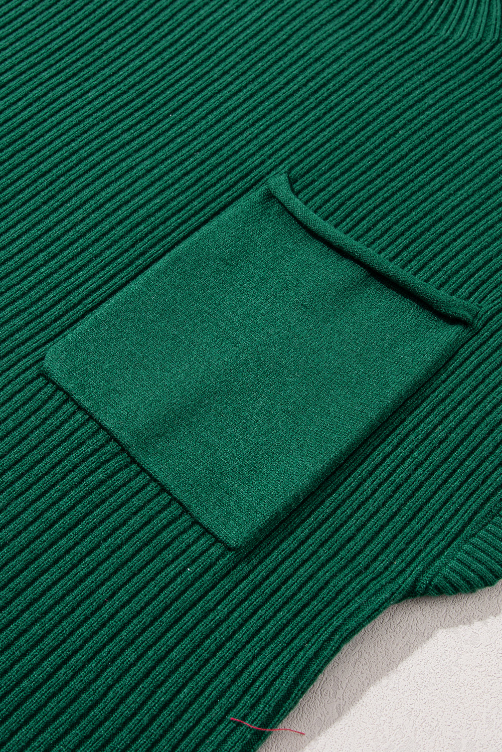 Schwarz-grüner aufgesetzter rippenstrickpullover mit kurzen ärmeln