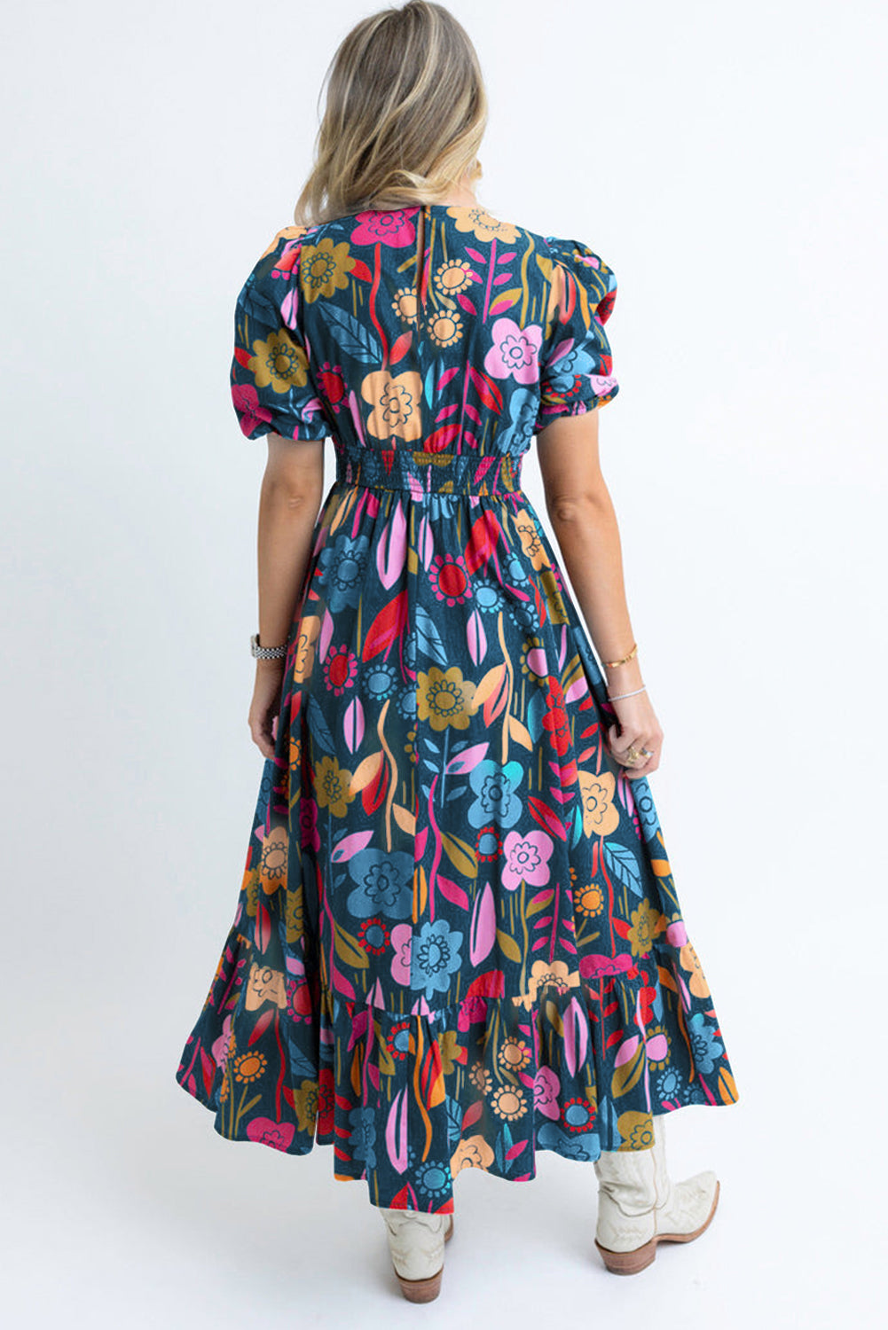 Grünes retro-maxikleid mit blumenmuster und geteiltem ausschnitt