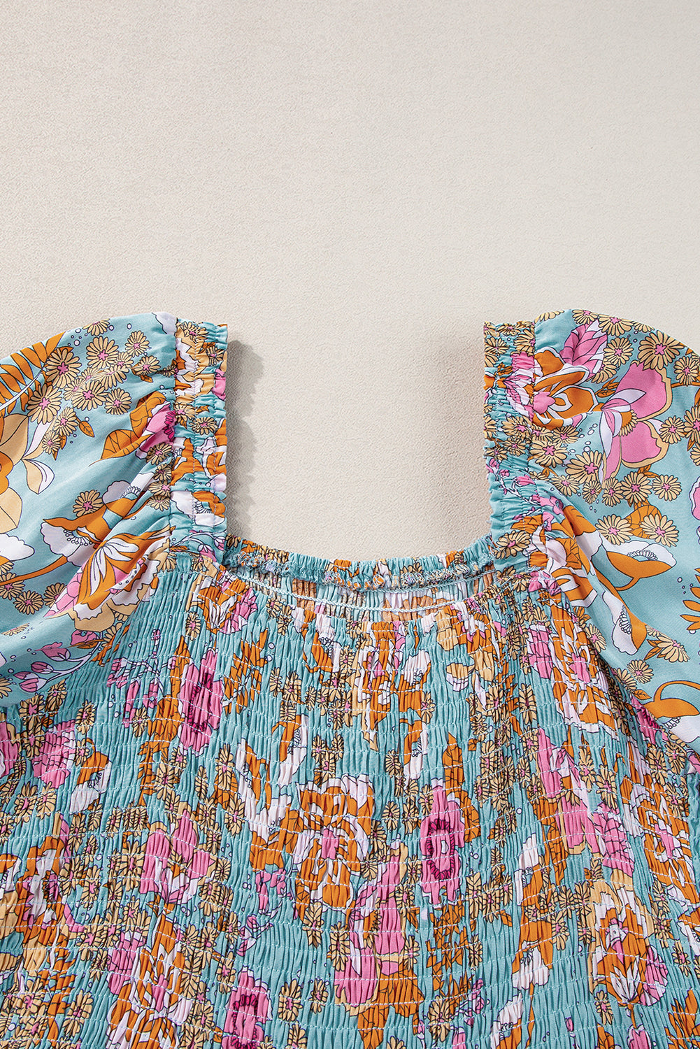 Gelbes kleid mit gesmoktem oberteil, hoher taille und puffärmel mit blumenmuster