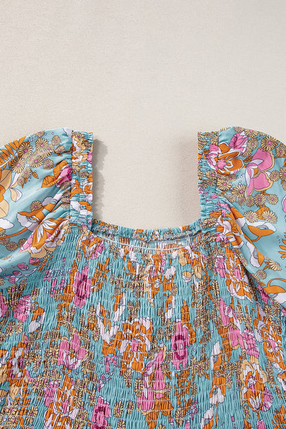 Gelbes kleid mit gesmoktem oberteil, hoher taille und puffärmel mit blumenmuster