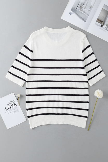 Weißes gestreiftes strick-t-shirt mit halben ärmeln