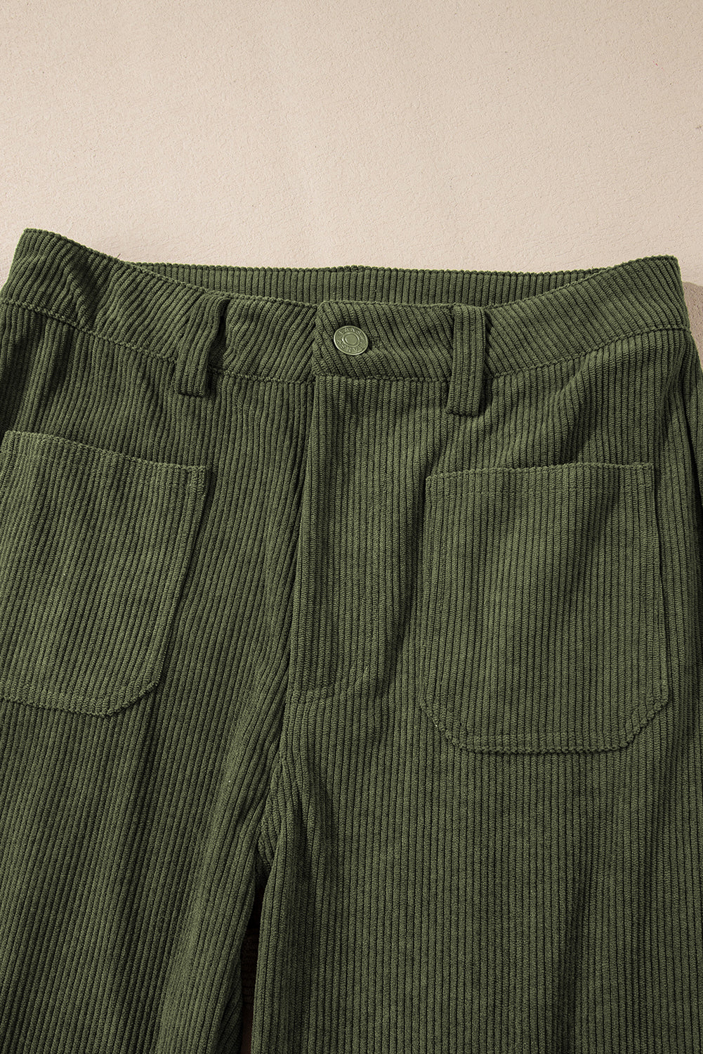 Grüne cordhose mit hoher taille und quadratischen taschen