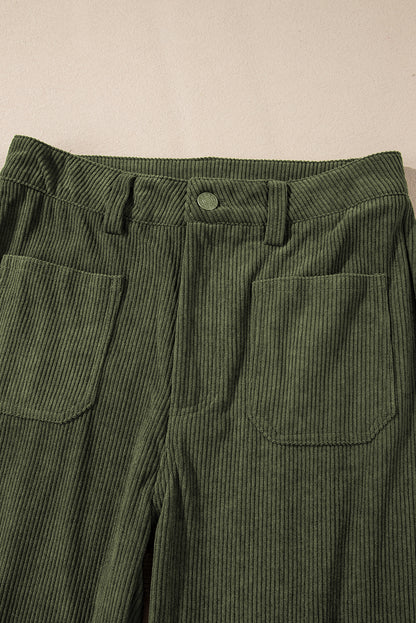 Grüne cordhose mit hoher taille und quadratischen taschen