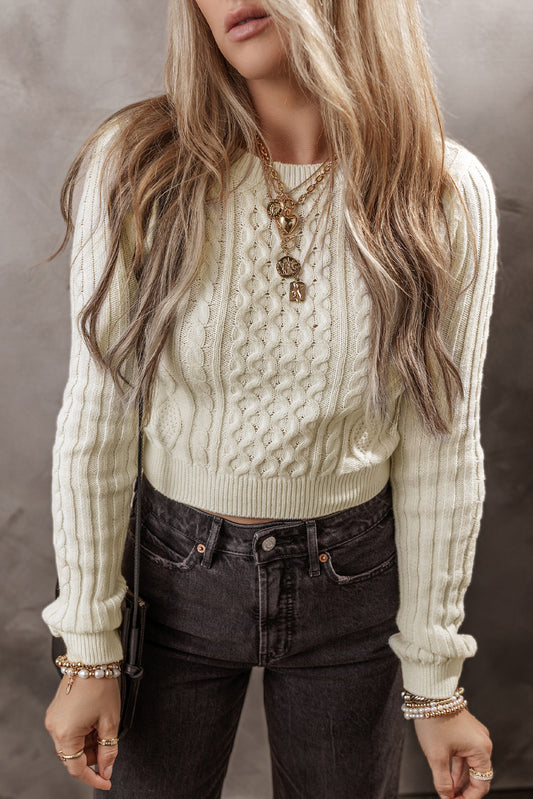 Weißer strickpullover mit zopfmuster