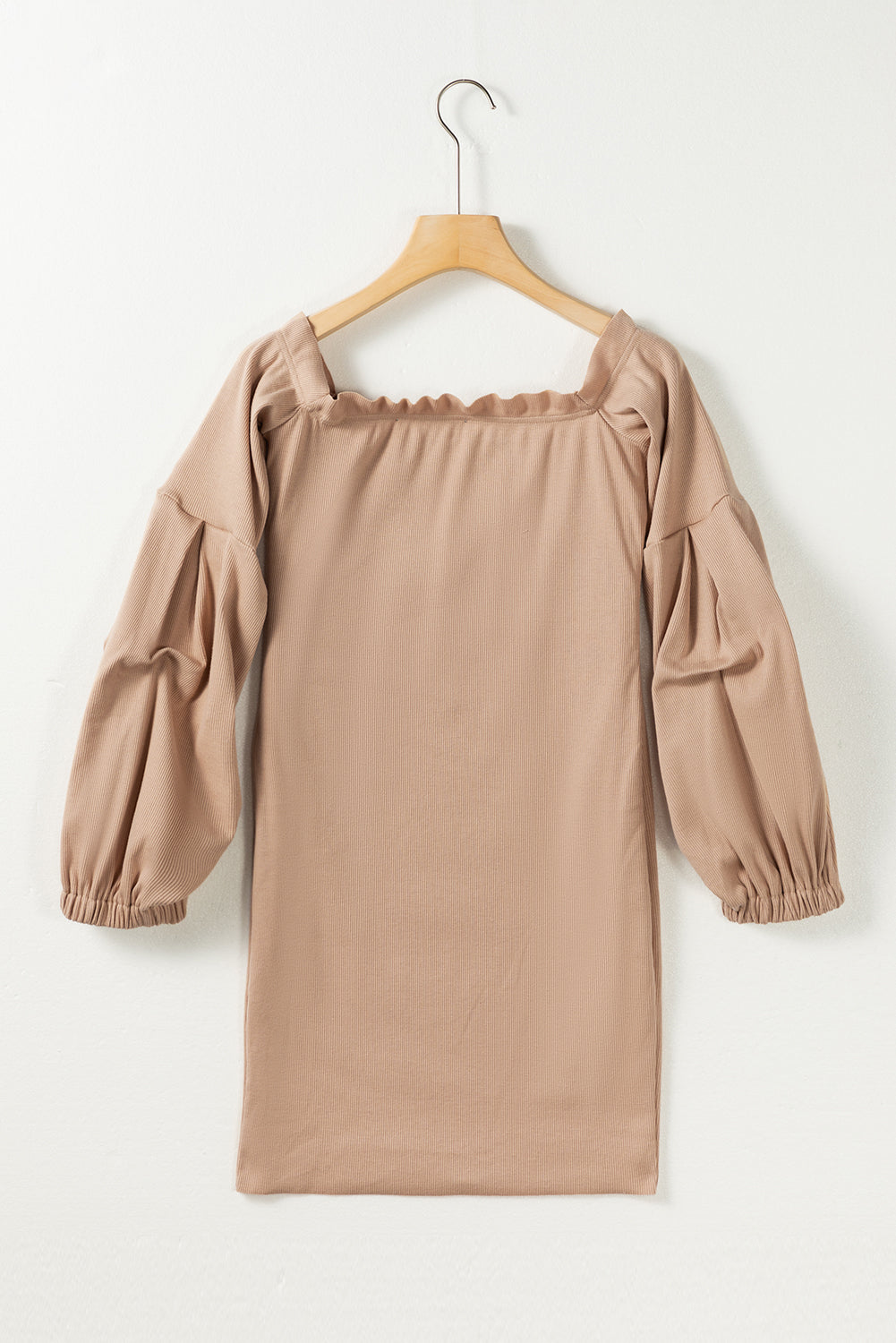 Rauchgraues schulterfreies rippenstrick-ballonärmel-pulloverkleid