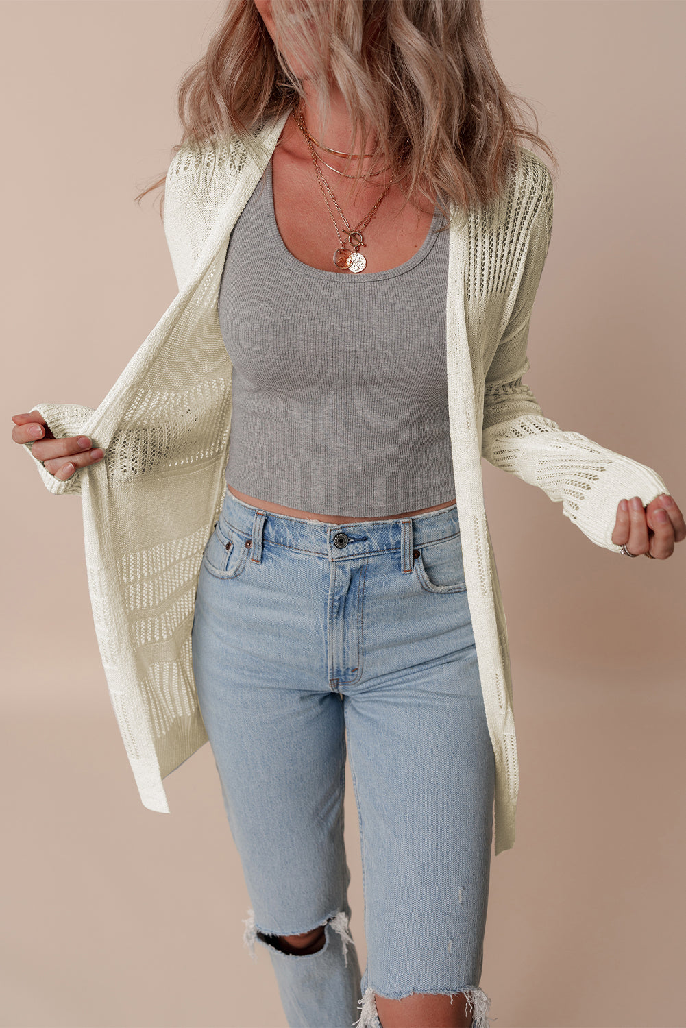Weiße, einfarbige, leichte, offen gestrickte tunika-strickjacke