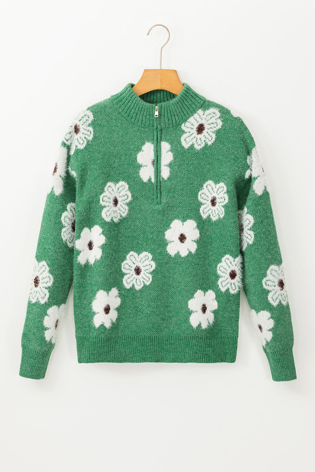 Grüner pullover mit floralem muster und halbem reißverschluss an der schulter