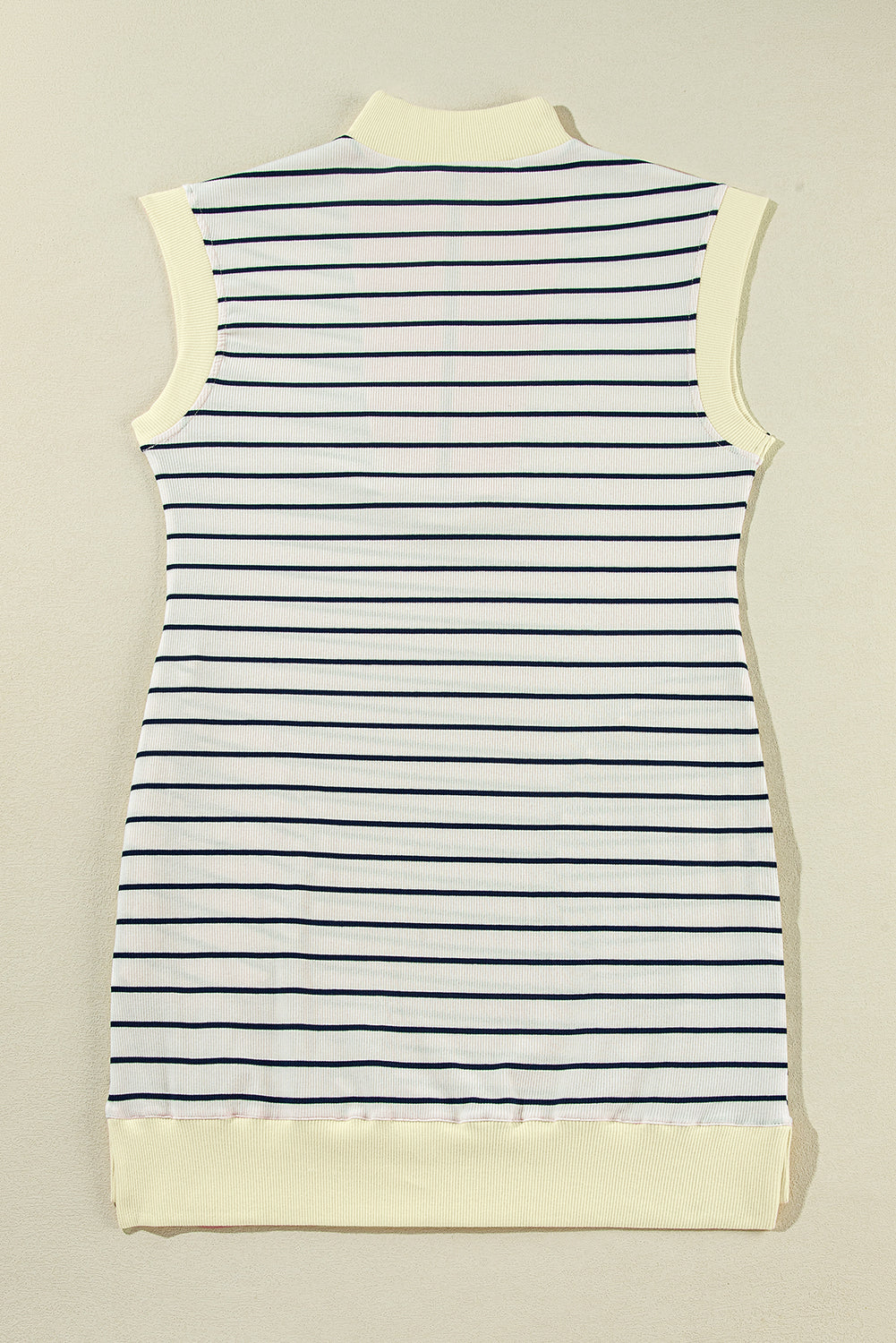 Blau gestreiftes minikleid mit rollkragen und langen ärmeln