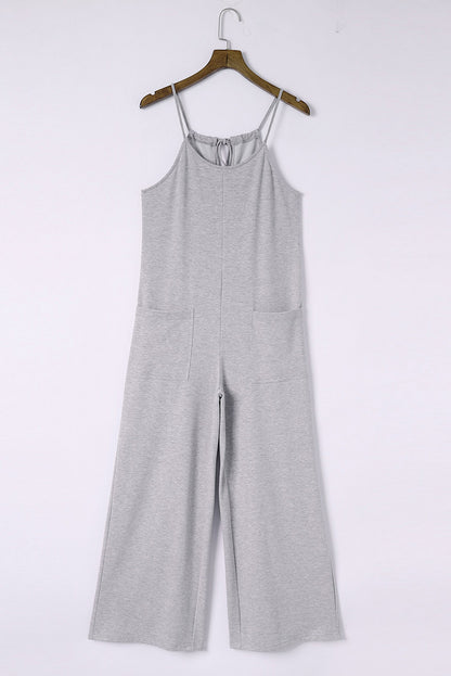 Grauer spaghetti-träger-overall mit aufgesetzten taschen und weitem bein