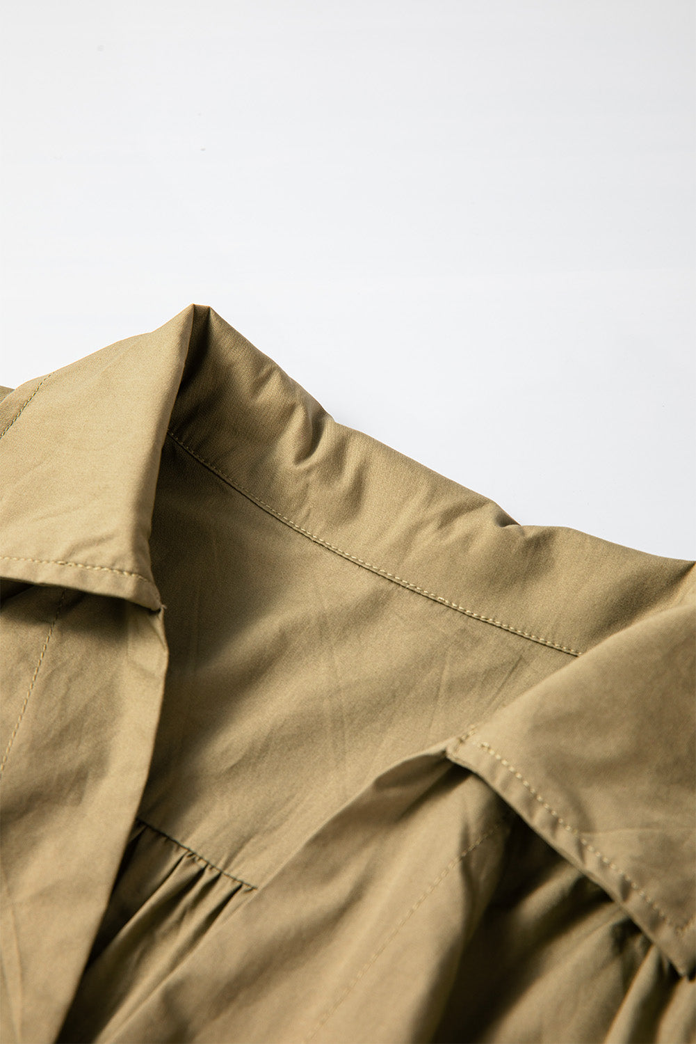 Grünes minikleid mit v-ausschnitt und gesmokter taille mit guacamole