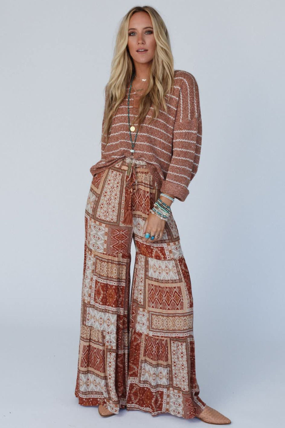 Braune palazzo-hose mit boho-aztekenmuster